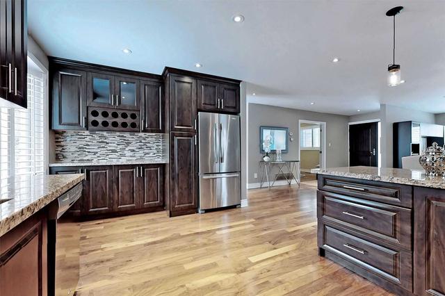 crt - 2262 Springfield Crt, House detached with 3 bedrooms, 3 bathrooms and 4 parking in Mississauga ON | Image 6