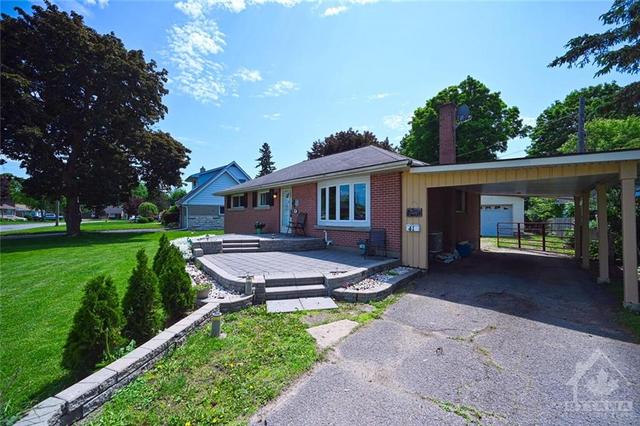 41 Bramshot Avenue, House detached with 5 bedrooms, 2 bathrooms and 4 parking in Brockville ON | Image 3