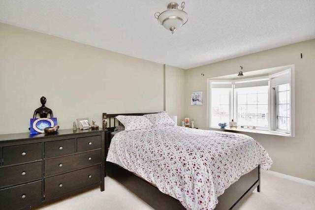 39 Trevino Circ, House attached with 3 bedrooms, 3 bathrooms and 3 parking in Barrie ON | Image 9