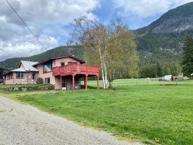 4512 48th Street, House detached with 2 bedrooms, 1 bathrooms and 6 parking in Central Kootenay B BC | Image 47