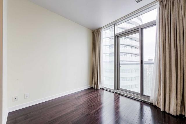 5211 - 12 York St, Condo with 1 bedrooms, 1 bathrooms and 1 parking in Toronto ON | Image 2