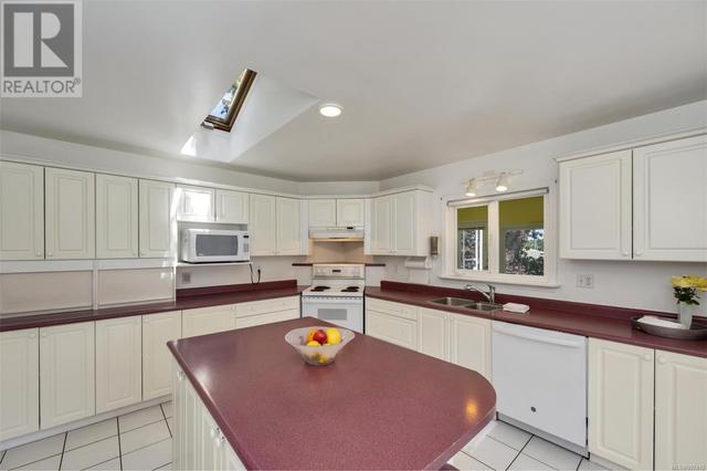 3461 Doncaster Dr, House detached with 5 bedrooms, 2 bathrooms and 4 parking in Saanich BC | Image 13