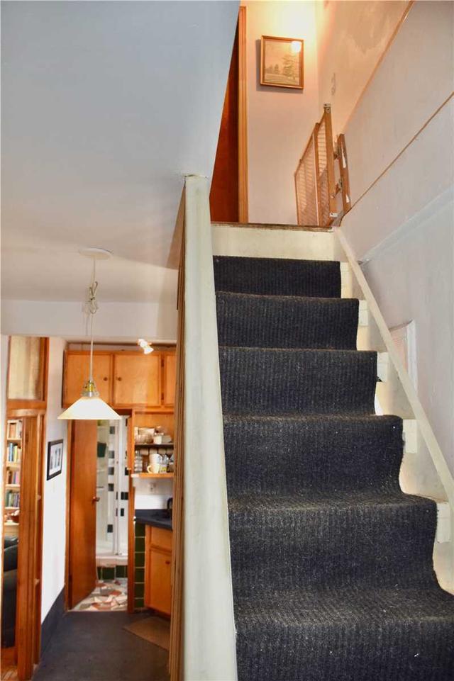 121 Shanly St, House detached with 2 bedrooms, 2 bathrooms and 0 parking in Toronto ON | Image 2