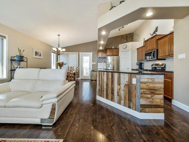 10 Canyoncrest Court W, House detached with 4 bedrooms, 3 bathrooms and 4 parking in Lethbridge AB | Image 11