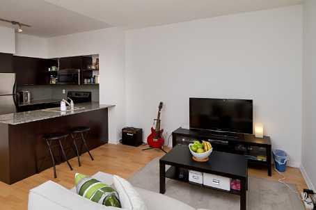 712 - 35 Hayden St, Condo with 1 bedrooms, 1 bathrooms and null parking in Toronto ON | Image 2