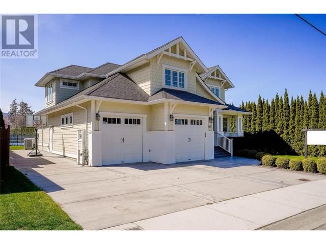415 Hobson Crescent, House detached with 5 bedrooms, 5 bathrooms and null parking in Kelowna BC | Image 3
