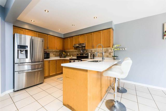 32 Crannyfield Dr, House semidetached with 4 bedrooms, 4 bathrooms and 3 parking in Brampton ON | Image 3