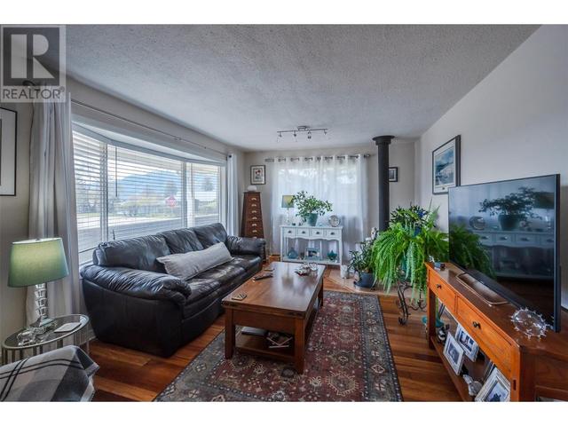 1298 Government Street, House detached with 3 bedrooms, 1 bathrooms and 1 parking in Penticton BC | Image 4