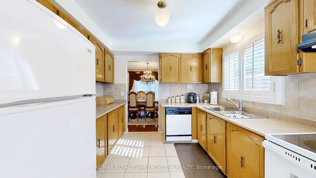 136 Fawcett Tr, House detached with 3 bedrooms, 2 bathrooms and 5 parking in Toronto ON | Image 4