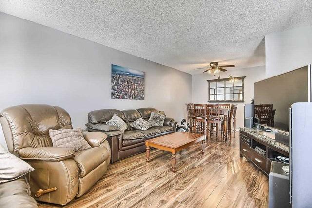 121 Huron Heights Dr, House semidetached with 4 bedrooms, 3 bathrooms and 4 parking in Newmarket ON | Image 2