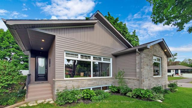 15 Webster Dr, House detached with 3 bedrooms, 2 bathrooms and 5 parking in Aurora ON | Image 1