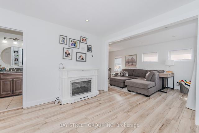 136 Woolwich St, House detached with 2 bedrooms, 1 bathrooms and 4 parking in Kitchener ON | Image 2