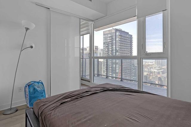 3812 - 290 Adelaide St W, Condo with 1 bedrooms, 1 bathrooms and 0 parking in Toronto ON | Image 2