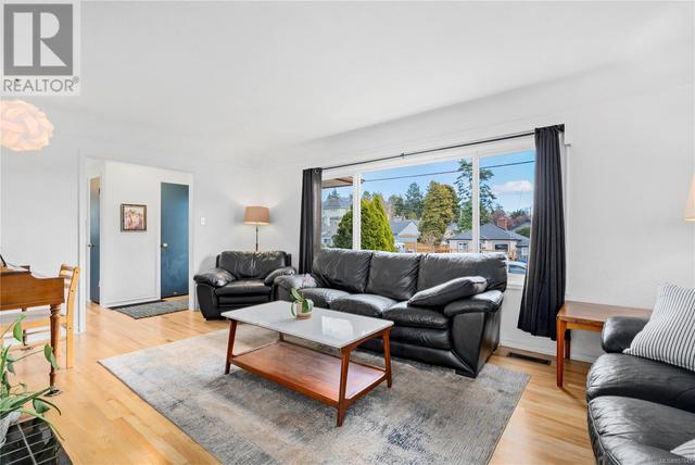 542 Joffre St, House detached with 4 bedrooms, 2 bathrooms and 1 parking in Esquimalt BC | Image 2