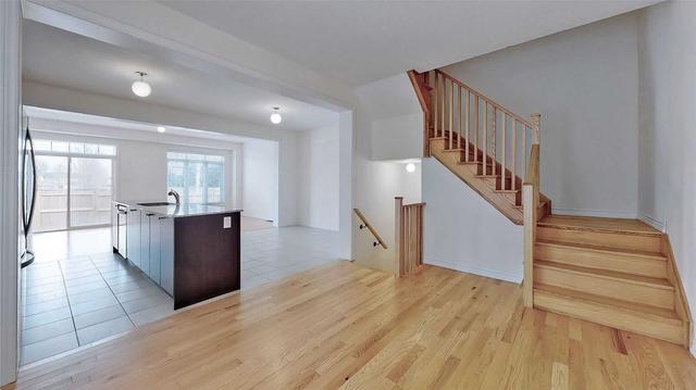 13 Brent Cres, House attached with 3 bedrooms, 3 bathrooms and 2 parking in Clarington ON | Image 7