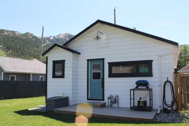 13413 18 Avenue, House detached with 2 bedrooms, 2 bathrooms and 1 parking in Crowsnest Pass AB | Image 2