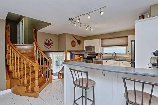 105 Applewood Cres, House detached with 4 bedrooms, 4 bathrooms and 8 parking in Whitby ON | Image 2