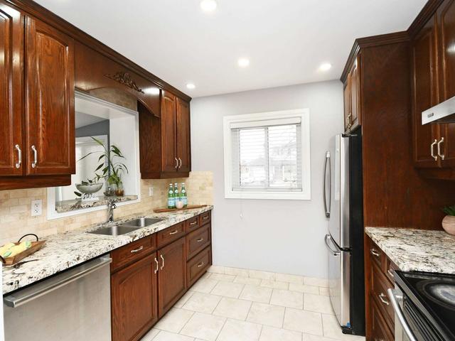 4 Gulliver Cres, House semidetached with 3 bedrooms, 2 bathrooms and 4 parking in Brampton ON | Image 4