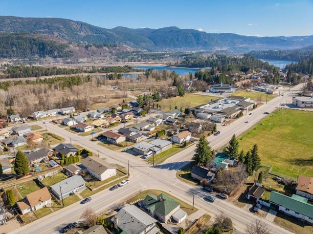 574 7th Avenue, House detached with 3 bedrooms, 2 bathrooms and null parking in Castlegar BC | Image 14