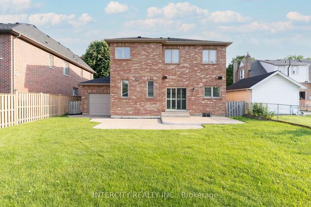 34 Yorkdale Cres, House detached with 4 bedrooms, 4 bathrooms and 6 parking in Toronto ON | Image 33