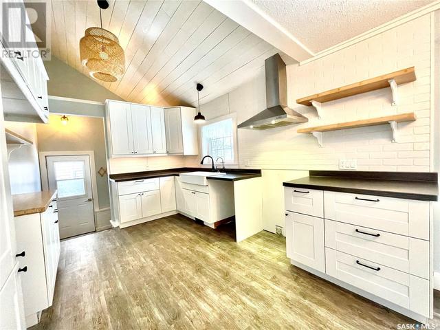 137 1st Street W, House detached with 4 bedrooms, 2 bathrooms and null parking in Carrot River SK | Image 2