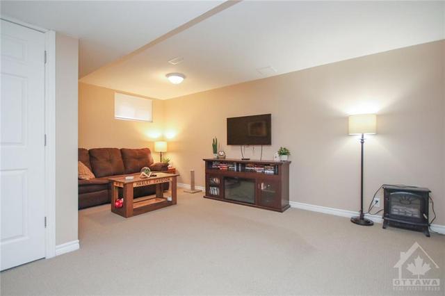 41 Grenadier Way, Townhouse with 3 bedrooms, 3 bathrooms and 4 parking in Ottawa ON | Image 23