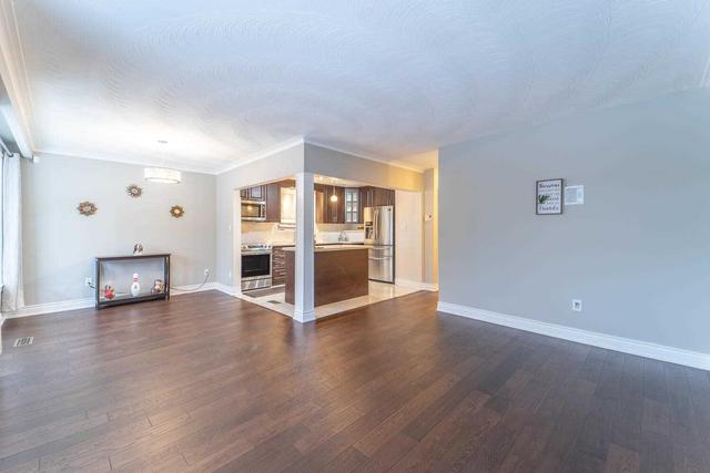 20 Rosefair Cres, House detached with 3 bedrooms, 2 bathrooms and 7 parking in Toronto ON | Image 6