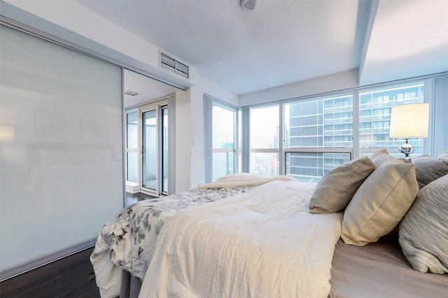 1509 - 386 Yonge St, Condo with 2 bedrooms, 2 bathrooms and 1 parking in Toronto ON | Image 5