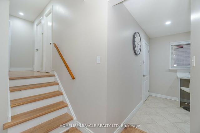 66 Farmington Dr, House detached with 3 bedrooms, 2 bathrooms and 4 parking in Brampton ON | Image 24