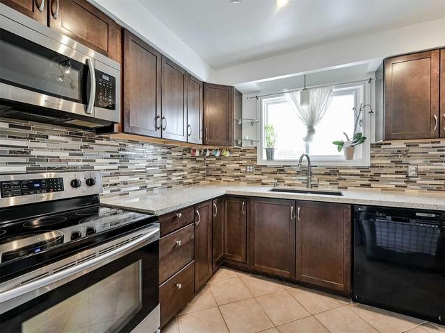 45 Newlyn Cres, House semidetached with 3 bedrooms, 2 bathrooms and 4 parking in Brampton ON | Image 7