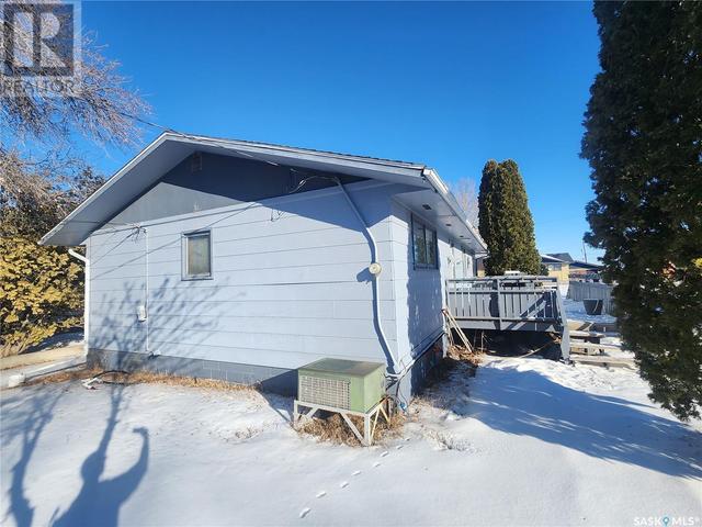 542 1st Street E, House detached with 5 bedrooms, 2 bathrooms and null parking in Lafleche SK | Image 3