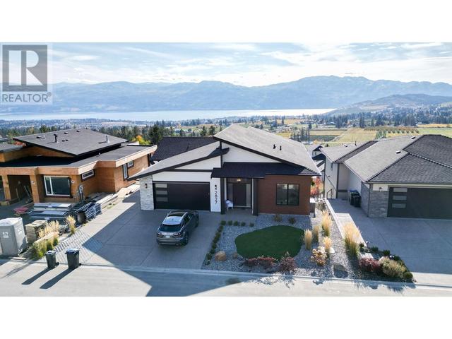 2827 Copper Ridge Drive, House detached with 5 bedrooms, 4 bathrooms and 6 parking in West Kelowna BC | Image 1