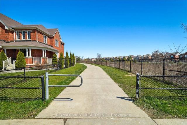 54 Blue Dasher Blvd, House detached with 4 bedrooms, 3 bathrooms and 4 parking in Bradford West Gwillimbury ON | Image 13