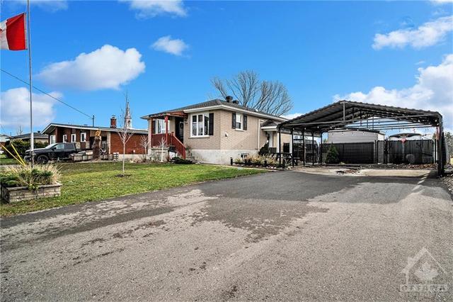 866 Lacroix Road, House detached with 2 bedrooms, 1 bathrooms and 6 parking in Clarence Rockland ON | Image 1