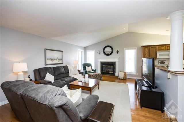 502 Quart Court, House detached with 3 bedrooms, 3 bathrooms and 6 parking in North Dundas ON | Image 11