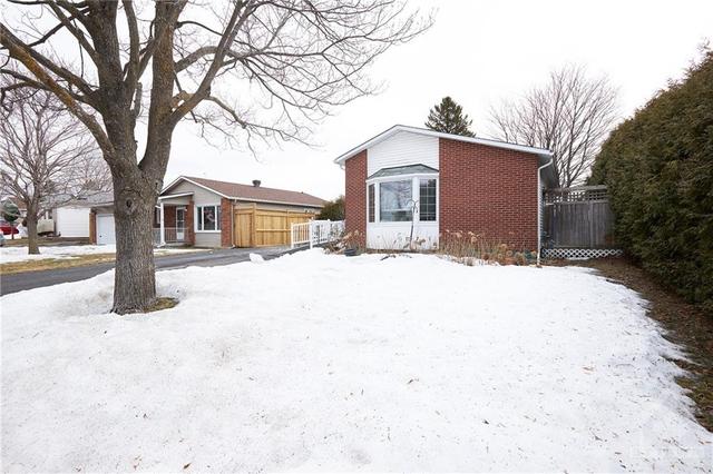 150 Paddock Way, House detached with 2 bedrooms, 2 bathrooms and 4 parking in Ottawa ON | Image 2