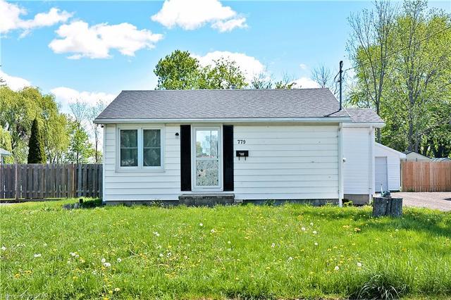 779 Albert Street, House detached with 2 bedrooms, 1 bathrooms and 5 parking in Chatham Kent ON | Card Image