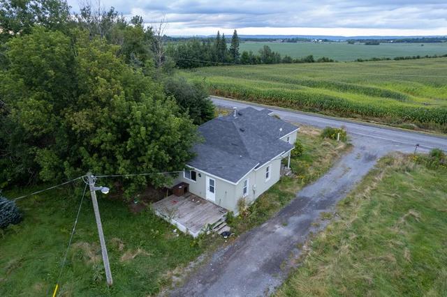 940 Concession 2 Road, House detached with 3 bedrooms, 1 bathrooms and 6 parking in The Nation ON | Image 6