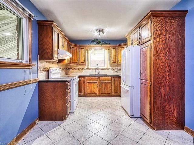 18 Hawthorne Ave, House detached with 3 bedrooms, 2 bathrooms and 5 parking in St. Catharines ON | Image 9