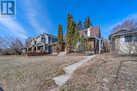 2008 20 Avenue Nw, House detached with 3 bedrooms, 2 bathrooms and 2 parking in Calgary AB | Card Image