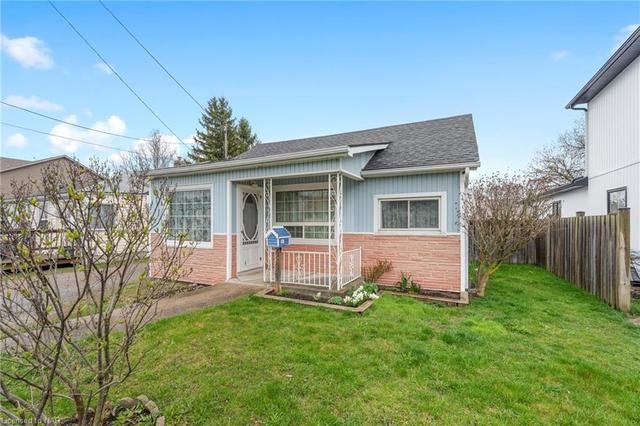 4298 Sixth Avenue, House detached with 2 bedrooms, 1 bathrooms and 2 parking in Niagara Falls ON | Image 1