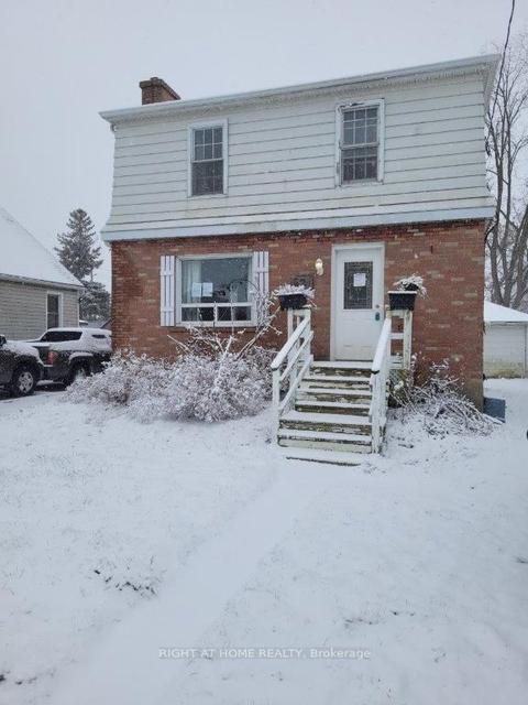 571 Wellington St, House detached with 3 bedrooms, 1 bathrooms and 2 parking in Sarnia ON | Card Image