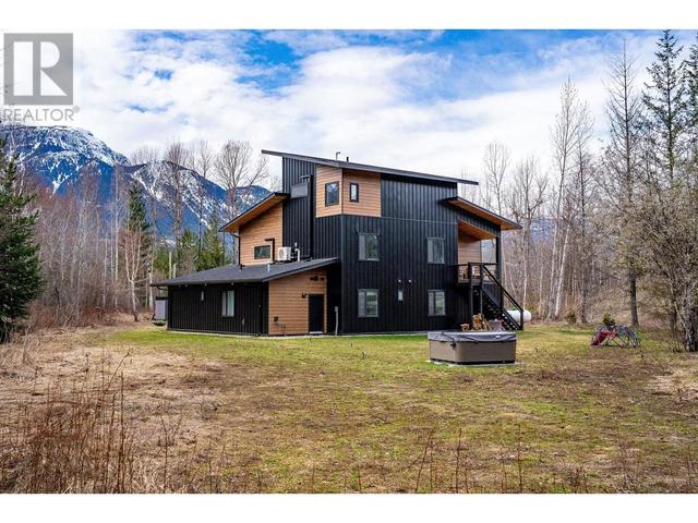 3108 Airport Way, House detached with 8 bedrooms, 7 bathrooms and null parking in Columbia Shuswap B BC | Image 8