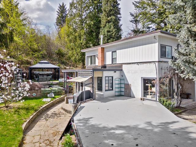 2612 Columbia Avenue, House detached with 4 bedrooms, 2 bathrooms and null parking in Castlegar BC | Image 6
