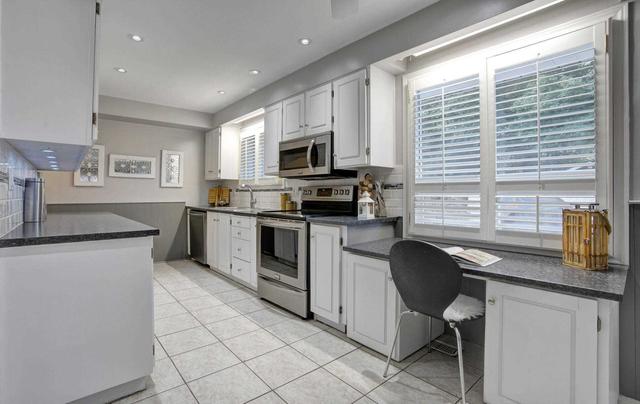 19 Landfair Cres, House detached with 3 bedrooms, 3 bathrooms and 4 parking in Toronto ON | Image 37