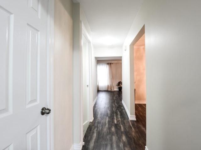 209 Fleetwood Cres, Townhouse with 4 bedrooms, 3 bathrooms and 3 parking in Brampton ON | Image 6