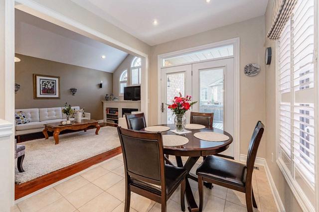 3285 Timeless Dr E, House detached with 3 bedrooms, 2 bathrooms and 6 parking in Oakville ON | Image 4