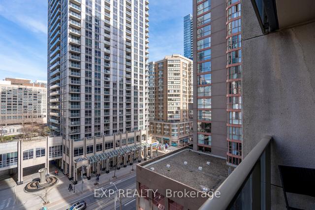 902 - 750 Bay St, Condo with 1 bedrooms, 1 bathrooms and 1 parking in Toronto ON | Image 24