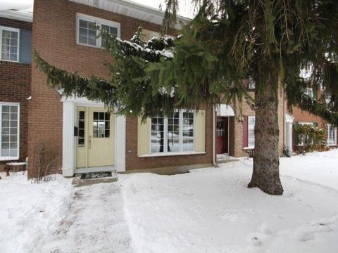 1105 Meadowlands Dr, Townhouse with 3 bedrooms, 2 bathrooms and 1 parking in Ottawa ON | Card Image