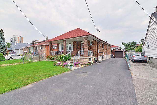 109 Commonwealth Ave, House detached with 3 bedrooms, 2 bathrooms and 4 parking in Toronto ON | Image 2